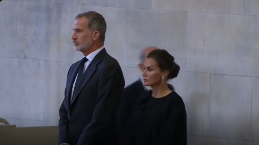 El Rey Felipe VI y la reina Letizia en la capilla de Isabel II