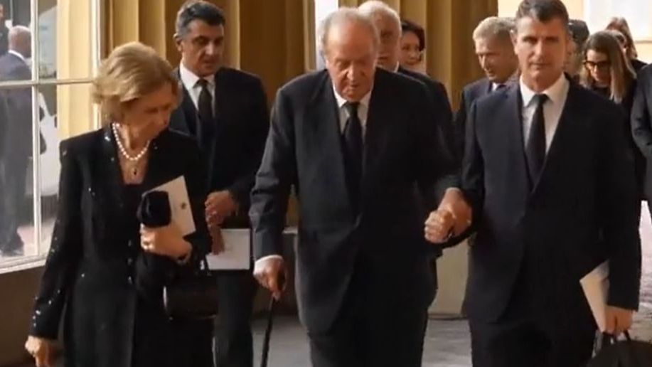 La llegada del rey Juan Carlos y la reina Sofía a la recepción con Carlos III