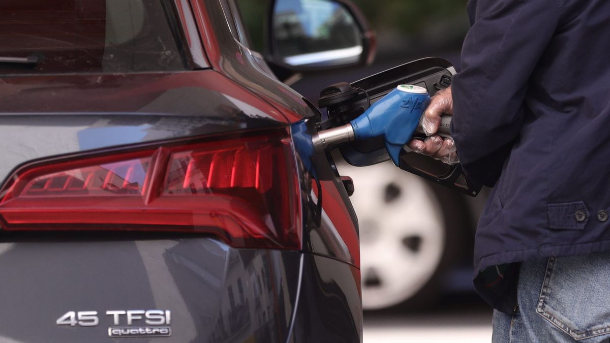EuropaPress 4040078 hombre inyecta carburante coche 28 octubre 2021 madrid espana indice EuropaPress 4040078 hombre inyecta carburante coche 28 octubre 2021 madrid espana indice