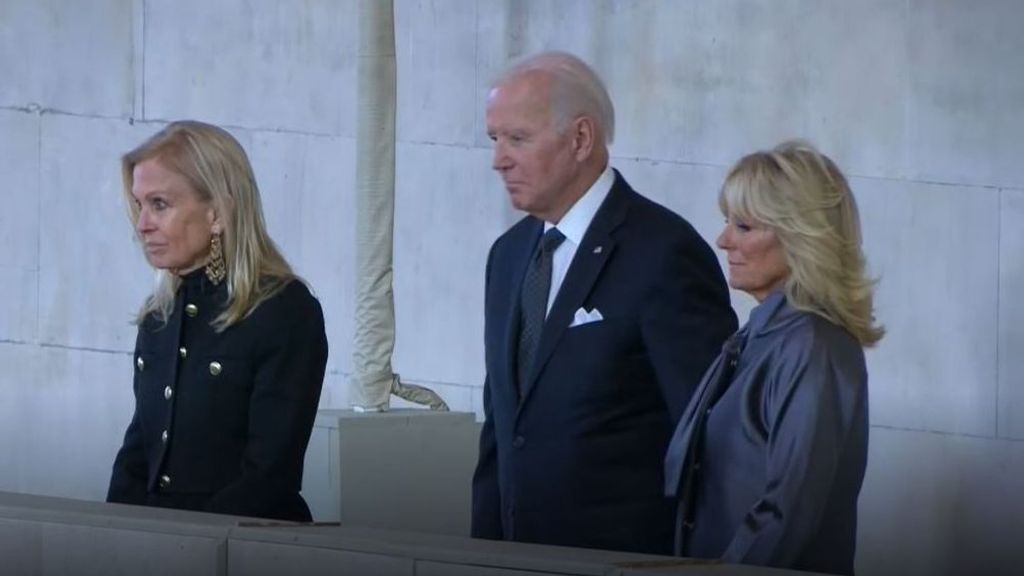 Joe Biden y su esposa Jill Biden en la capilla ardiente de Isabel II