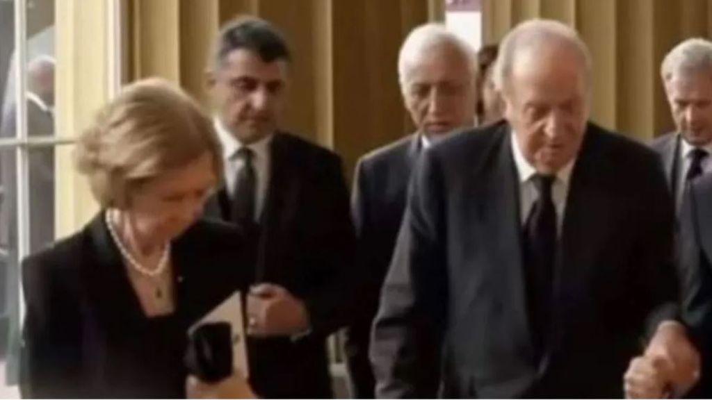 La llegada del rey Juan Carlos y la reina Sofía a la recepción con Carlos III