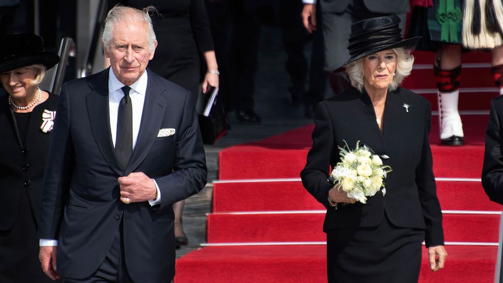 La reina consorte Camila rinde homenaje a Isabel II, "la única mujer" en un mundo de hombres