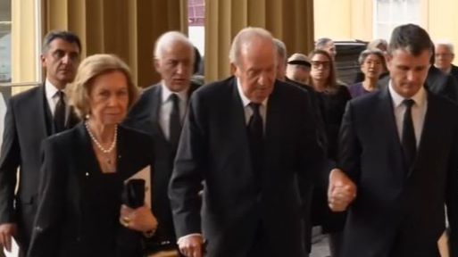 La reina Sofía y el rey Juan Carlos llegan a la recepción con Carlos III