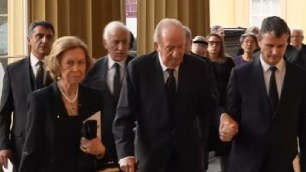 La reina Sofía y el rey Juan Carlos llegando a la recepción con Carlos III