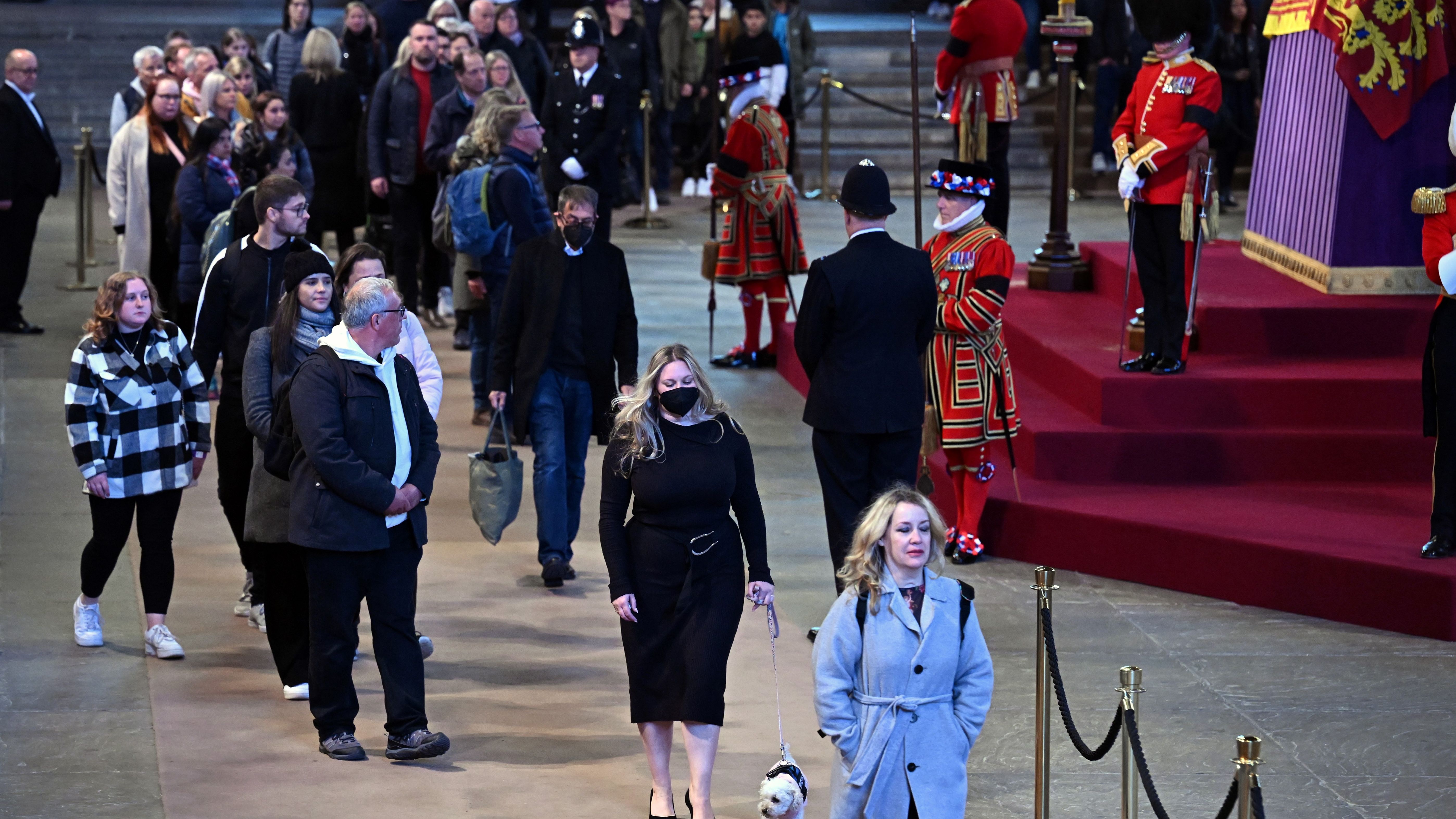Largas colas para despedir a la reina Isabel II