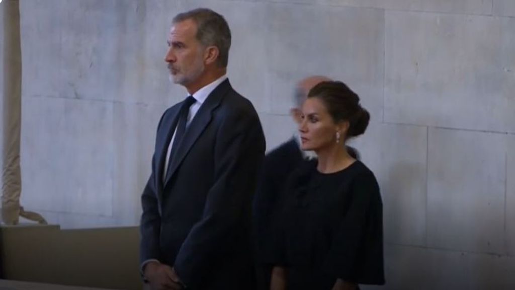 Los reyes Felipe y Letizia visitan la capilla ardiente de Isabel II: los detalles de su llegada