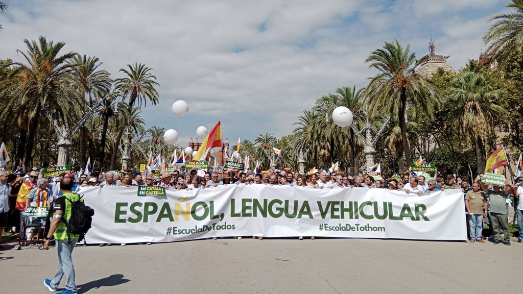 Manifestación en Barcelona para exigir la enseñanza en castellano en Cataluña: "Se debería poner en pie todo el país"