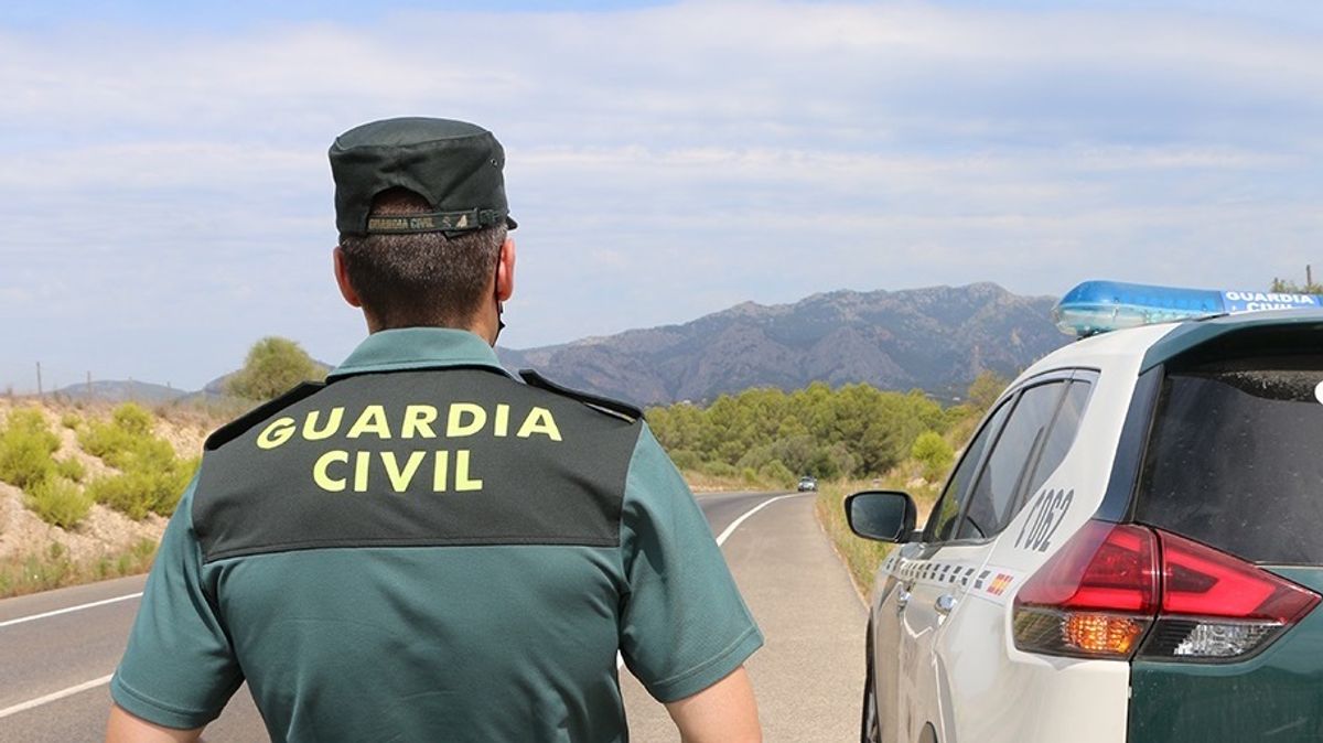 Un agente de la Guardia Civil junto a un vehículo en una carretera.
GUARDIA CIVIL
(Foto de ARCHIVO)
01/1/1970 Un agente de la Guardia Civil junto a un vehículo en una carretera.
GUARDIA CIVIL
(Foto de ARCHIVO)
01/1/1970