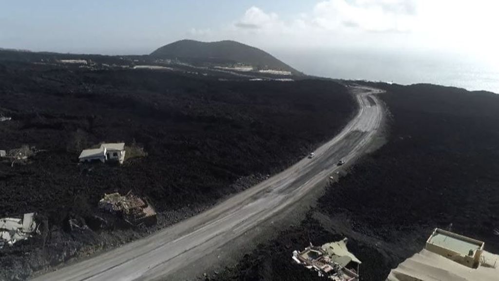 A vista de dron: la carretera de La Palma construida a tiempo récord que atraviesa las coladas de lava