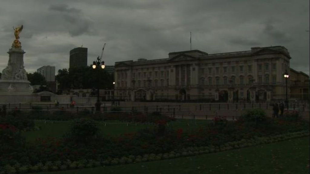 Cae la noche en Londres, antes del entierro de la reina en un acto privado