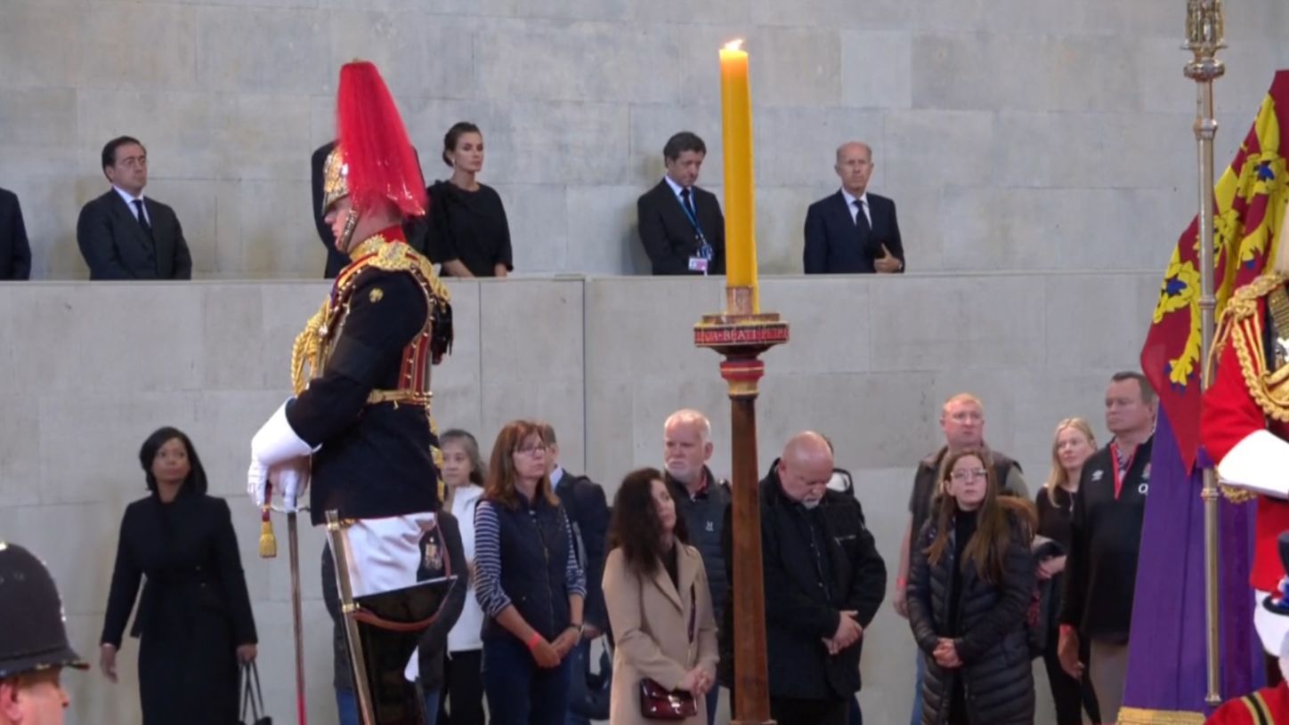 Hasta 800.000 personas se despiden de Isabel II en la capilla ardiente en Londres