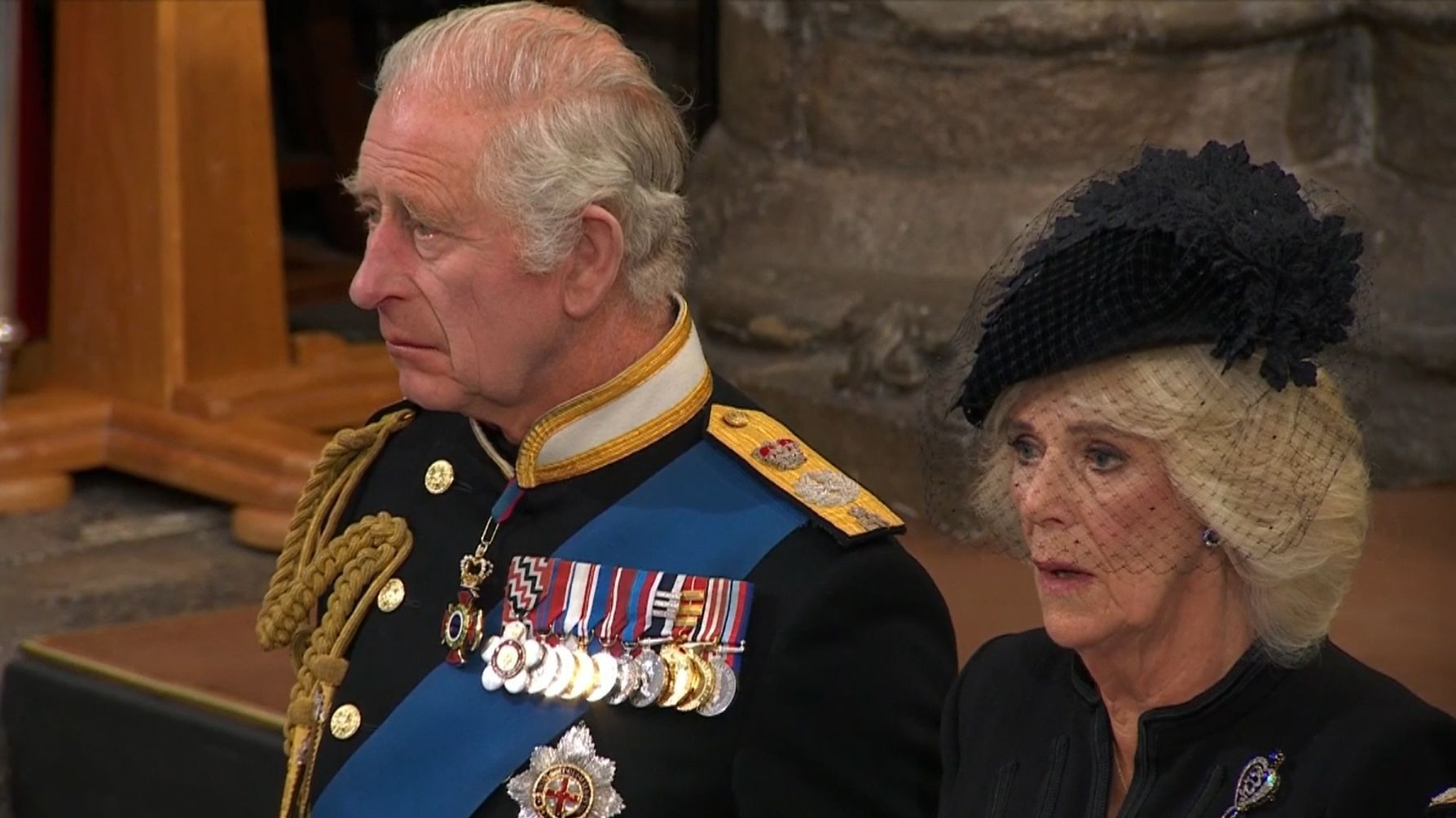 Carlos III, al borde de las lágrimas en el funeral de su madre Isabel II