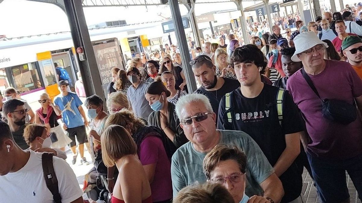 Centenares de pasajeros bajanen la estación de Badalona por los cortes en la línea R1 Centenares de pasajeros bajanen la estación de Badalona por los cortes en la línea R1