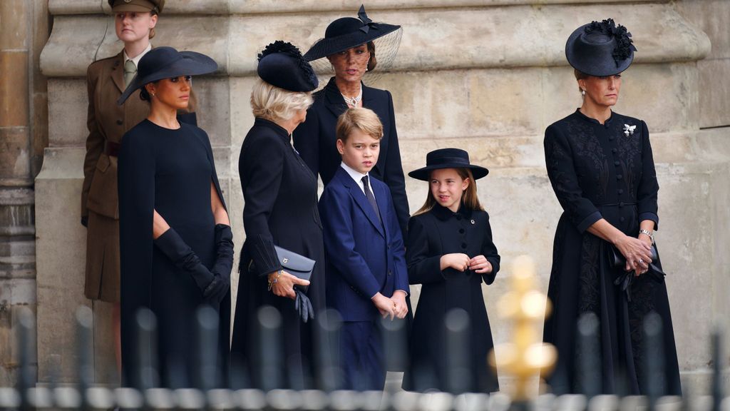 George y Charlotte asisten al funeral de la reina Isabel II