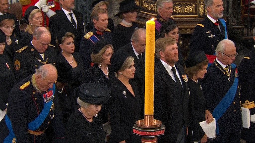 Así llevaron el féretro de Isabel II hasta la misa fúnebre