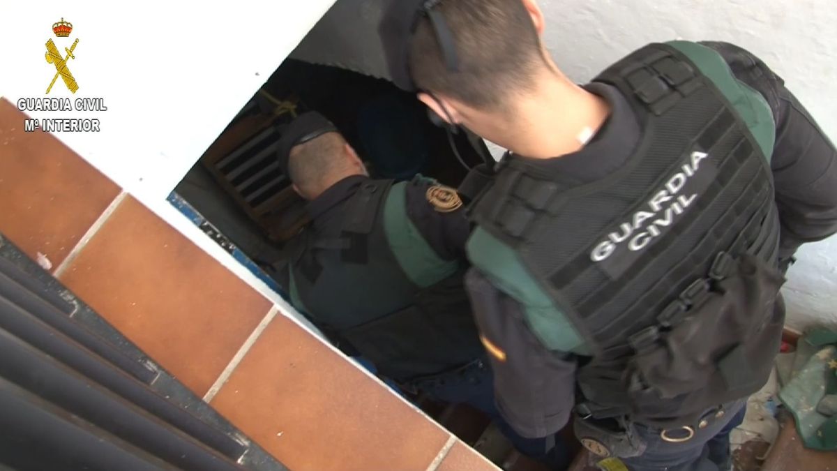 Detenido el prófugo que huyó de la Policía Local de Loja (Granada) con la ayuda de una muchedumbre violenta. Detenido el prófugo que huyó de la Policía Local de Loja (Granada) con la ayuda de una muchedumbre violenta.