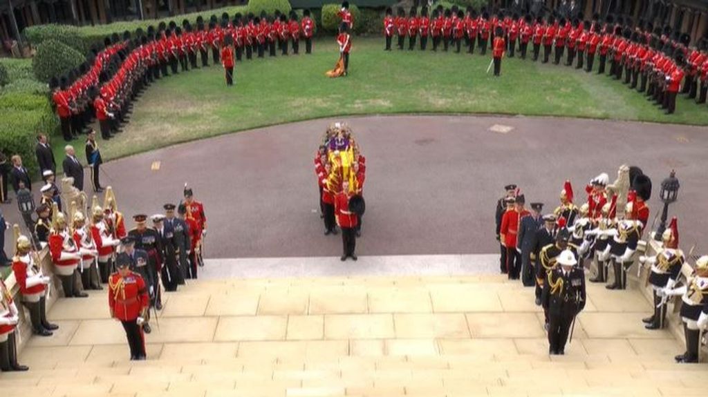 El féretro de la reina entra en Windsor