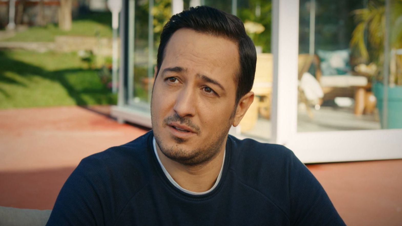 Mahir le exige a su padre el dinero que le correspondde