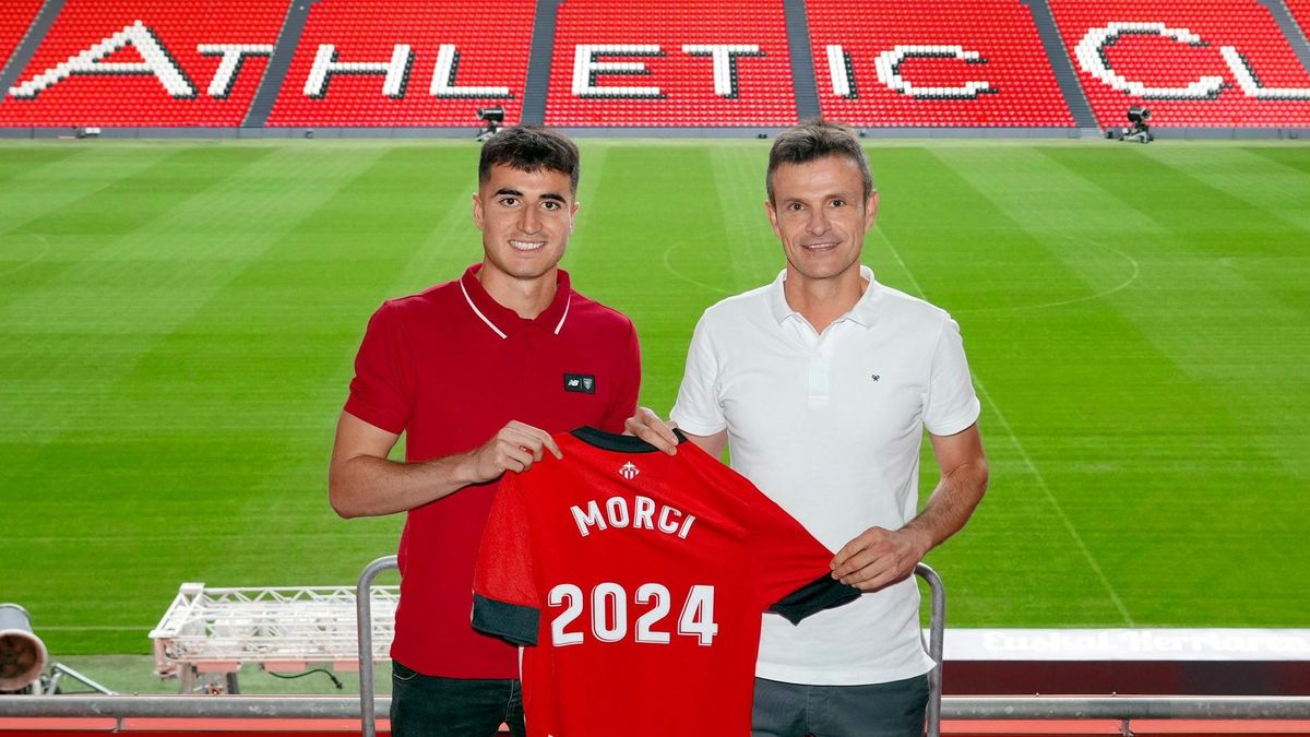 El jugador Jon Morcillo y Jon Uriarte, presidente del Athletic Club El jugador Jon Morcillo y Jon Uriarte, presidente del Athletic Club