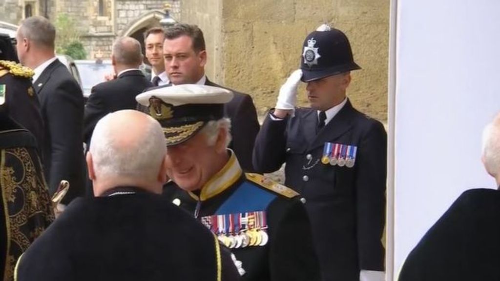 El rey conversa con los capellanes tras la ceremonia