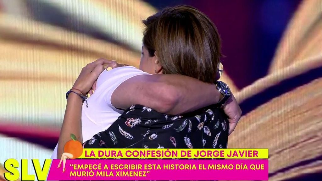 Jorge Javier y Adela se funden en un abrazo