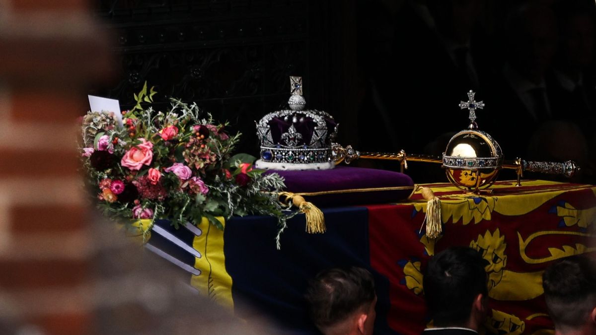 La familia real da el último adiós a la reina en un acto familiar privado
