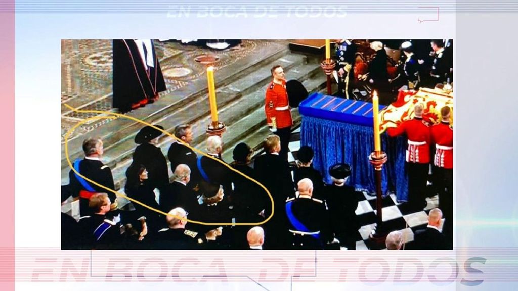 La imagen de Felipe Vi y Juan Carlos I en el funeral