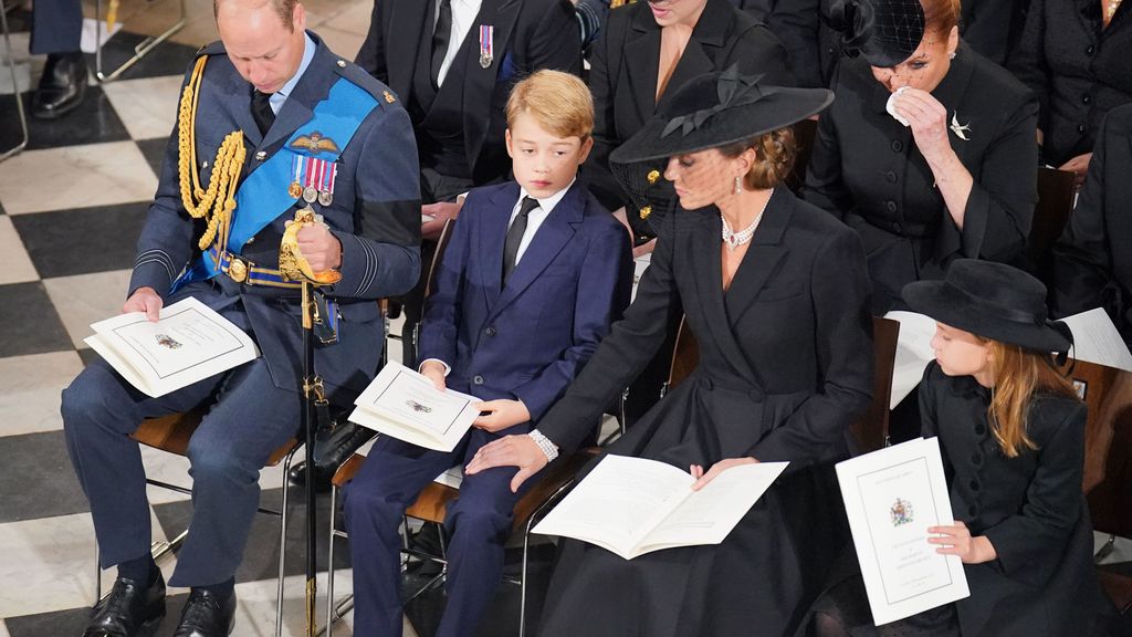 La princesa de Gales tranquiliza a su hijo, el príncipe Jorge, en el funeral de la reina