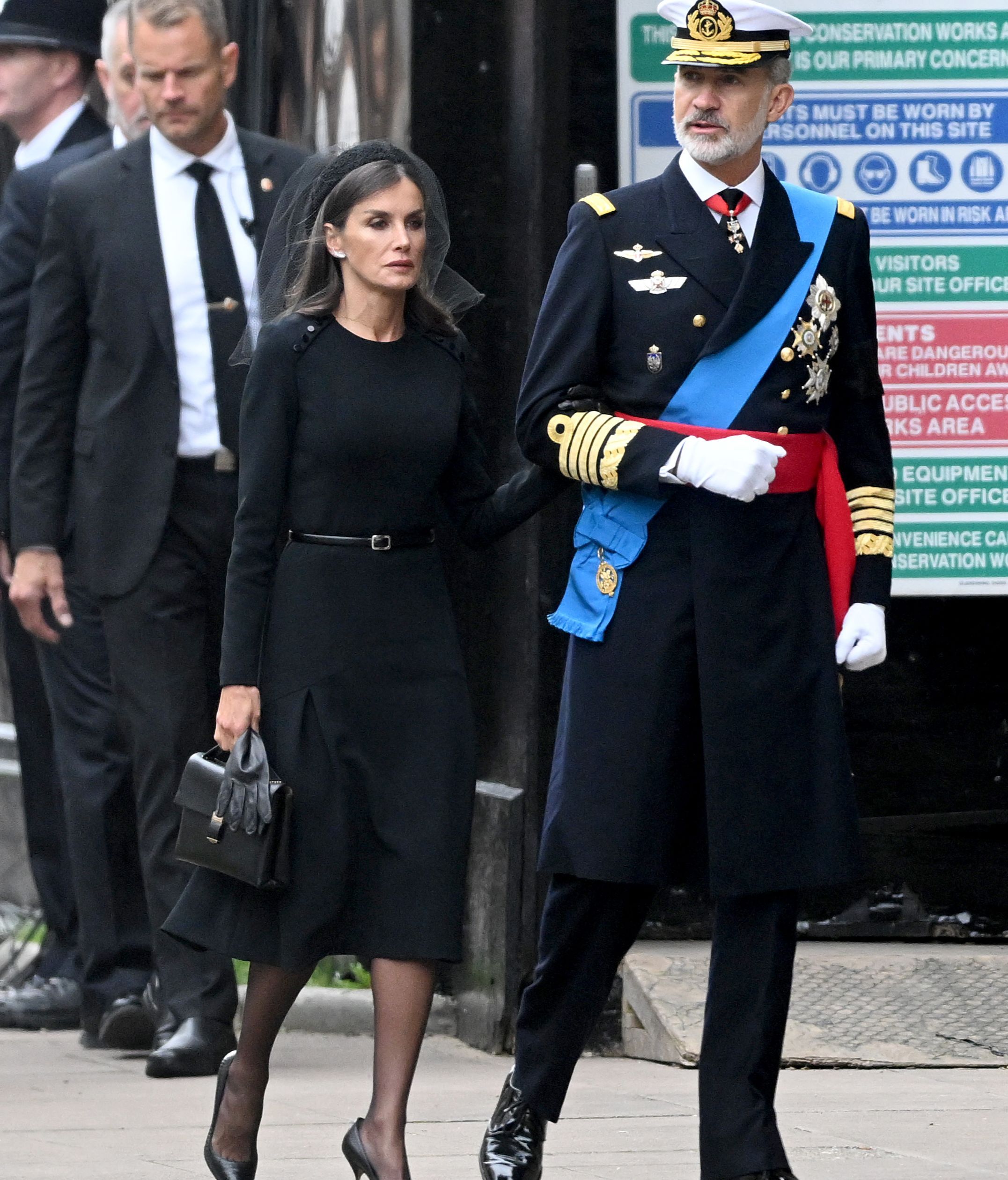 El look de la reina Letizia hoy en el funeral de Isabel II: vestido negro y  tocado - NIUS