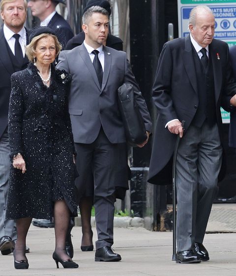 El look de la reina Letizia hoy en el funeral de Isabel II: vestido negro y  tocado - NIUS