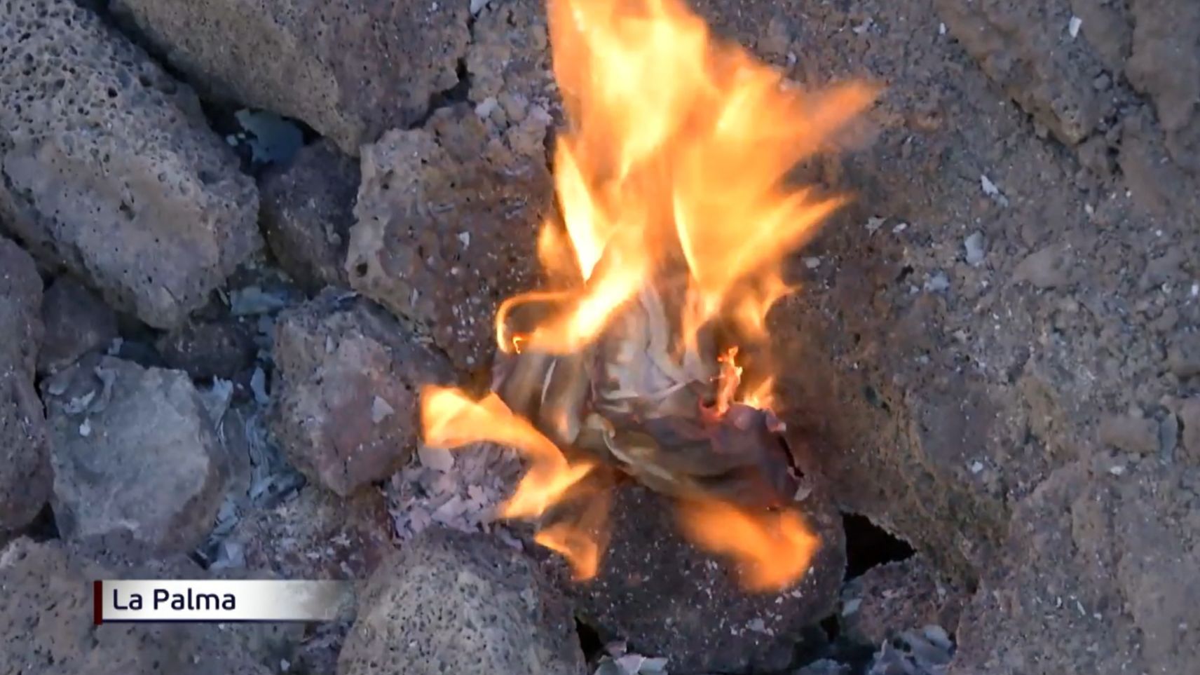 Las altas temperaturas de la lava en La Palma un año después: una servilleta arde en segundos