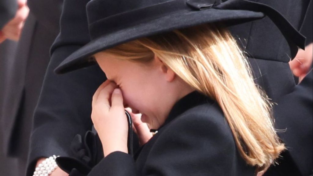 Las lágrimas de la princesa Carlota en la despedida a su bisabuela, la reina Isabel II