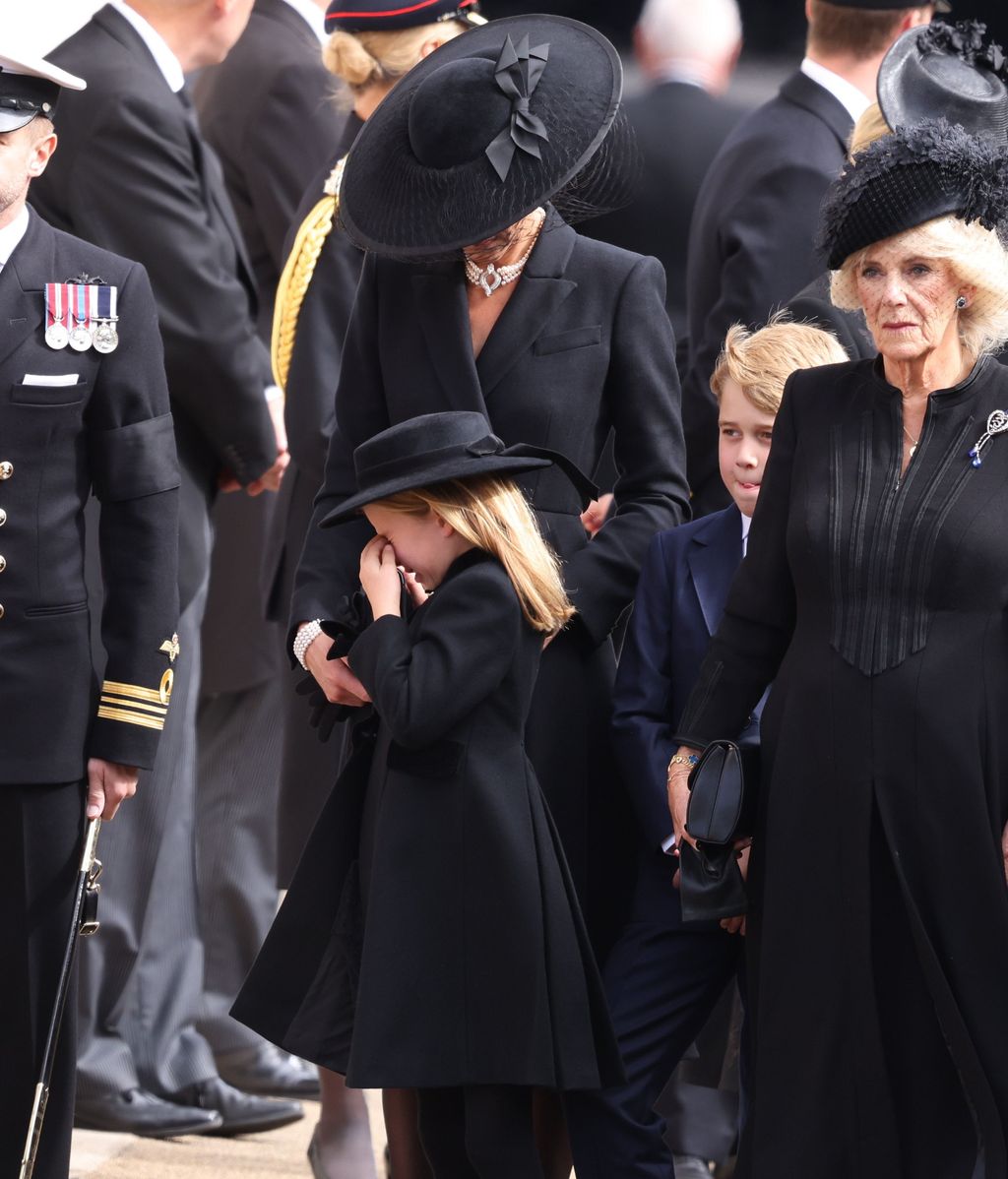 Las lágrimas de la princesa Carlota en la despedida a su bisabuela