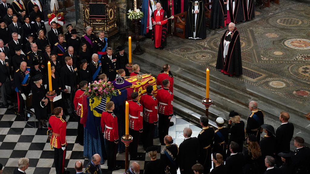 Letizia, Felipe VI, Juan Carlos y Sofía, sentados juntos en el funeral de Isabel II