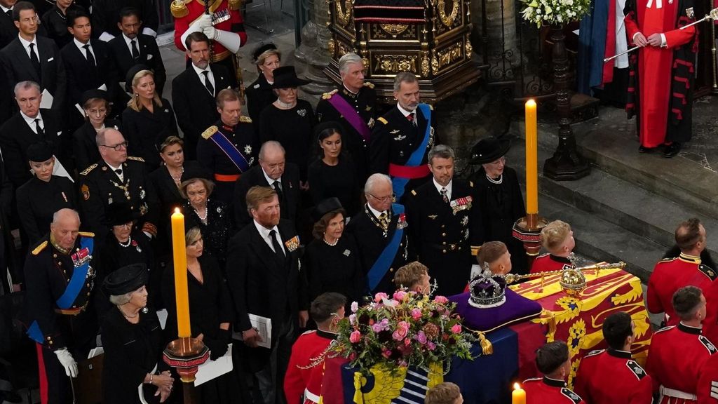 Los reyes Felipe y Letizia, sentado junto a los reyes eméritos en el funeral de Isabel II