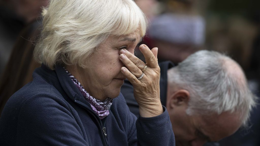 Los británicos lloran al ver el féretro de la reina en su camino a la Capilla de San Jorge