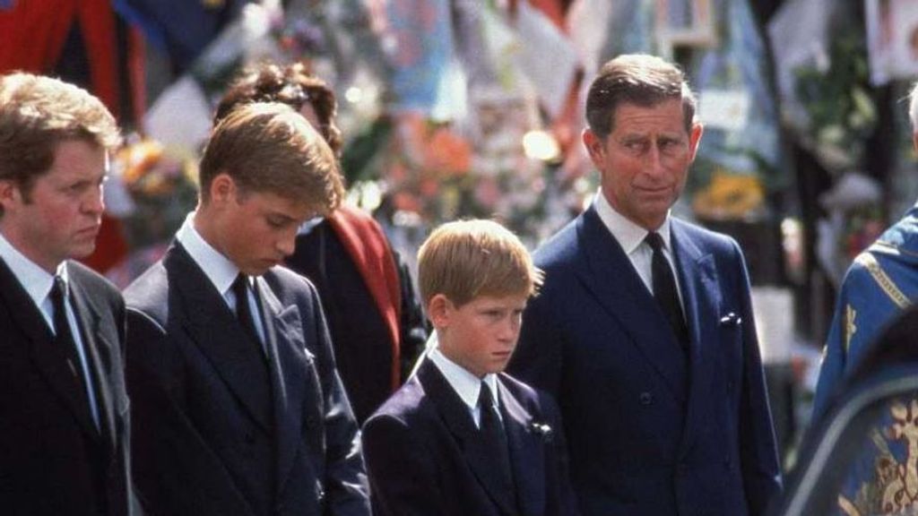 Los hijos de Lady Di y el príncipe de Gales en la ceremonia fúnebre de la princesa de Gales