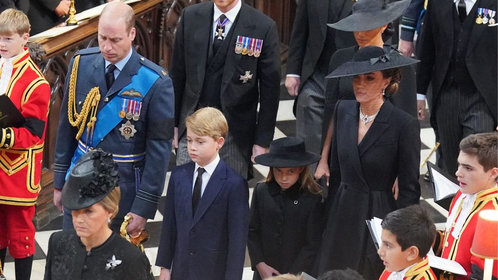 Los príncipes de Gales asisten al funeral de la reina Isabel II junto a sus dos hijos