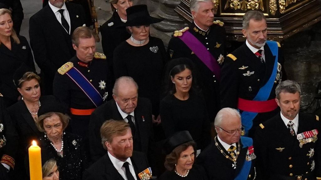 Los reyes Felipe y Letizia junto a los reyes eméritos en el funeral de Estado de Isabel II en Londres.