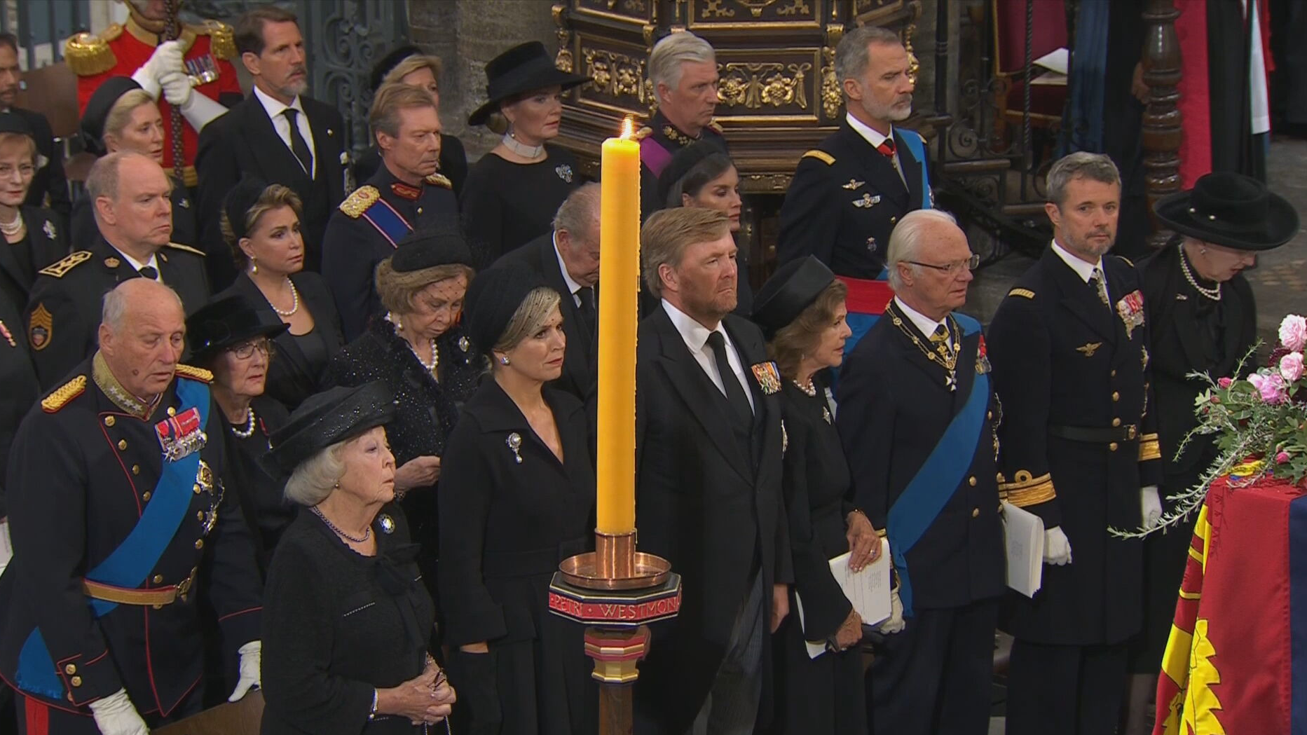 Los reyes Felipe VI y Letizia junto a los eméritos en el funeral de Isabel II