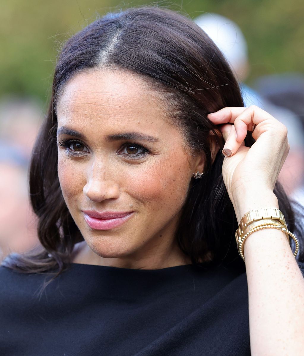 Meghan Markle, tocándose el pelo