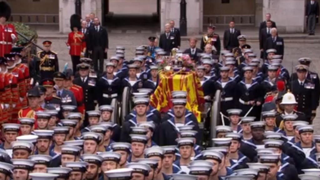 El féretro de la reina, en desfile hasta Westminster
