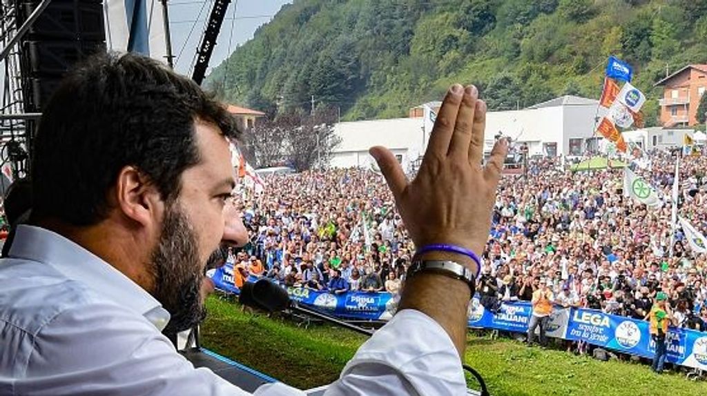 Salvini ante su electorado en Poncida