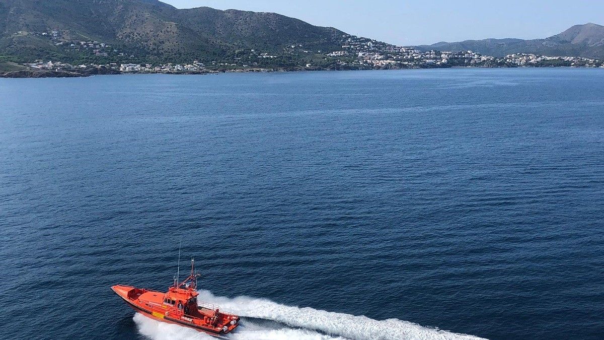 Un barco de Salvamento Marítimo realiza la búsqueda de la persona desaparecida Un barco de Salvamento Marítimo realiza la búsqueda de la persona desaparecida