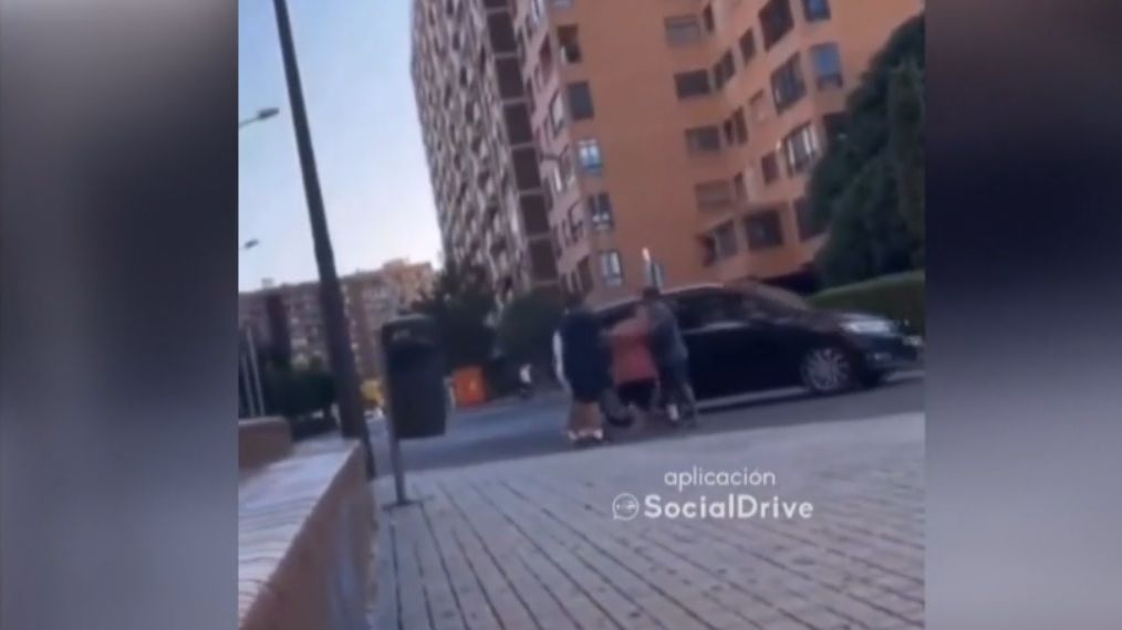 Buscan al hombre que huyó en Valencia tras atropellar a su suegra