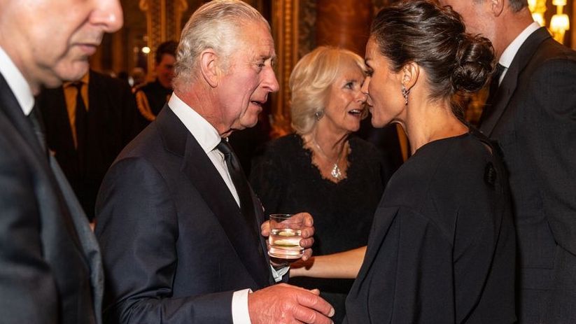 Doña Letizia conversa con Carlos III