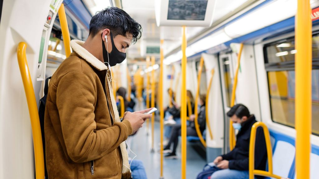 El Gobierno estudia retirar esta semana la mascarilla en el transporte público