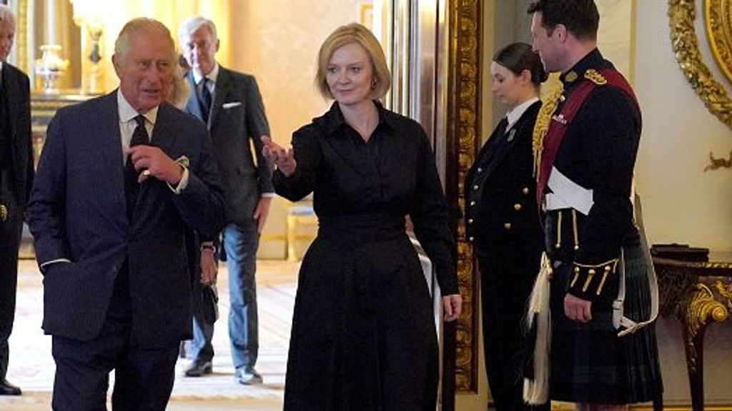 El rey Carlos III junto a la primera ministra Liz Truss