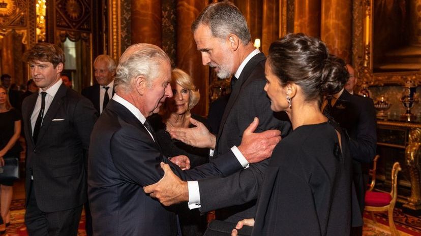 Felipe VI saluda afectuosamente a Carlos III