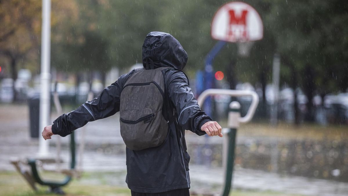 Hombre bajo la lluvia Hombre bajo la lluvia
